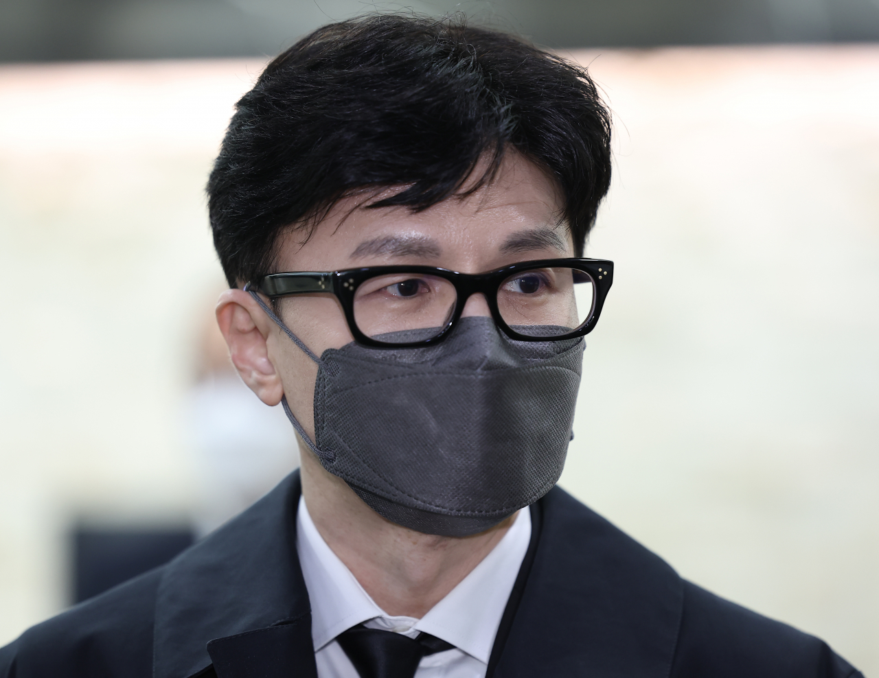 한동훈 법무부 장관 후보자가 지난 14일 서울 남부지검 A모 검사의 빈소가 차려진 서울 시내의 한 병원 장례식장에서 조문을 마친 뒤 건물을 나서며 취재진 질문에 답하고 있다. [연합]