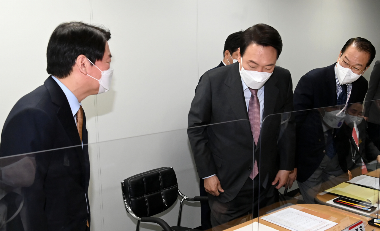 윤석열 대통령 당선인이 15일 오전 서울 종로구 통인동 대통령직인수위원회에서 안철수 대통령직 인수위원장이 주재하는 간사단 회의에 참석하고 있다.[연합]