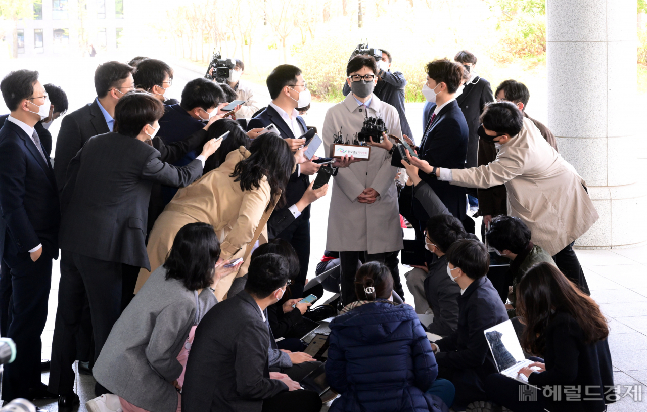 한동훈 법무부 장관 후보자가 15일 오전 서울 서초구 서울고등검찰청에 마련된 인사청문회 준비사무실로 들어가기 전 기자들의 질문에 답변을 하고 있다. 이상섭 기자