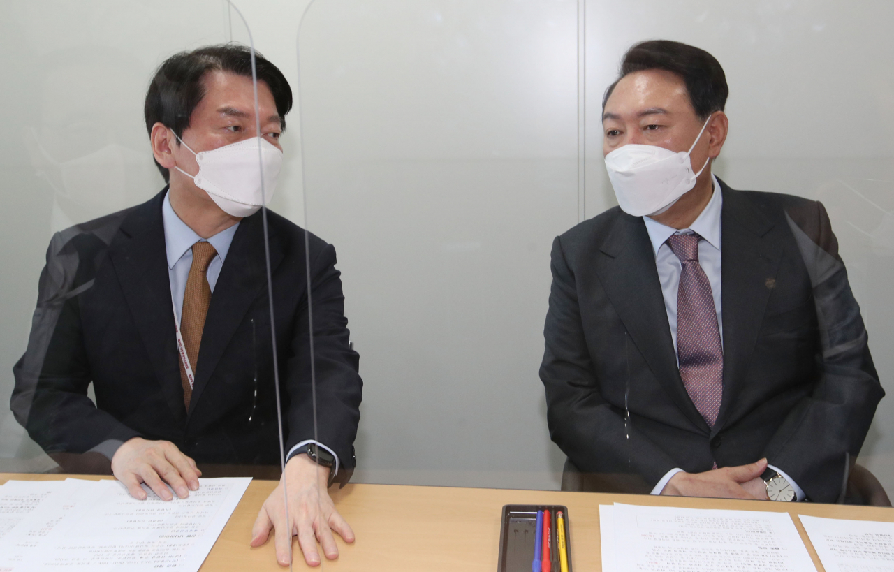 윤석열 대통령 당선인이 15일 오전 서울 종로구 통인동 대통령직인수위원회에서 안철수 대통령직 인수위원장이 주재하는 간사단 회의에 참석, 대화하고 있다. 박해묵 기자