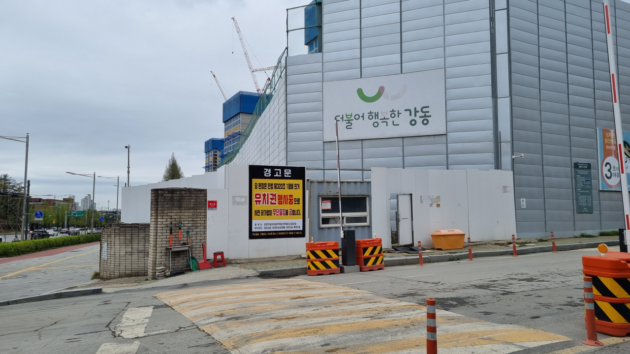 15일 둔촌주공 재건축사업장의 공사가 전면 중단됐다. 현장 곳곳에는 ‘유치권 행사 중’이라고 적힌 플래카드가 내걸렸다. [시공사업단]