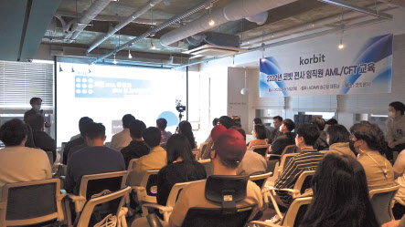 송근섭 ACAMS 한국 대표가 14일 코빗 임직원을 대상으로 자금세탁방지 교육을 진행하고 있다. [코빗 제공]
