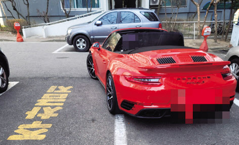 얼마 전 5세 아이가 자전거를 타다 부딪쳤던 수퍼카. [온라인 커뮤니티]