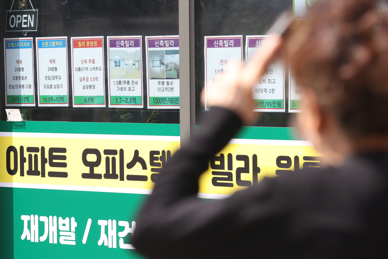 제20대 대통령 선거가 끝나고 한 달이 지나면서 서울 아파트 거래량은 늘고, 매매 가격은 하락세를 멈추고 반등 조짐을 보인다고 부동산 업계가 전망했다. 사진은 서울의 한 부동산중개업소 모습. [연합]