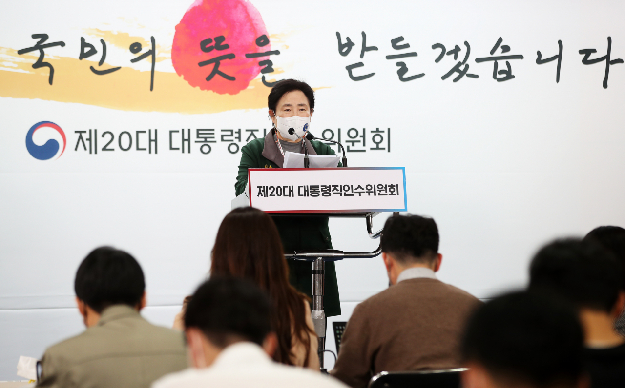 신용현 대통령직인수위원회 대변인이 15일 오후 서울 종로구 통의동 인수위 공동기자회견장에서 정례 브리핑을 하고 있다. [연합]