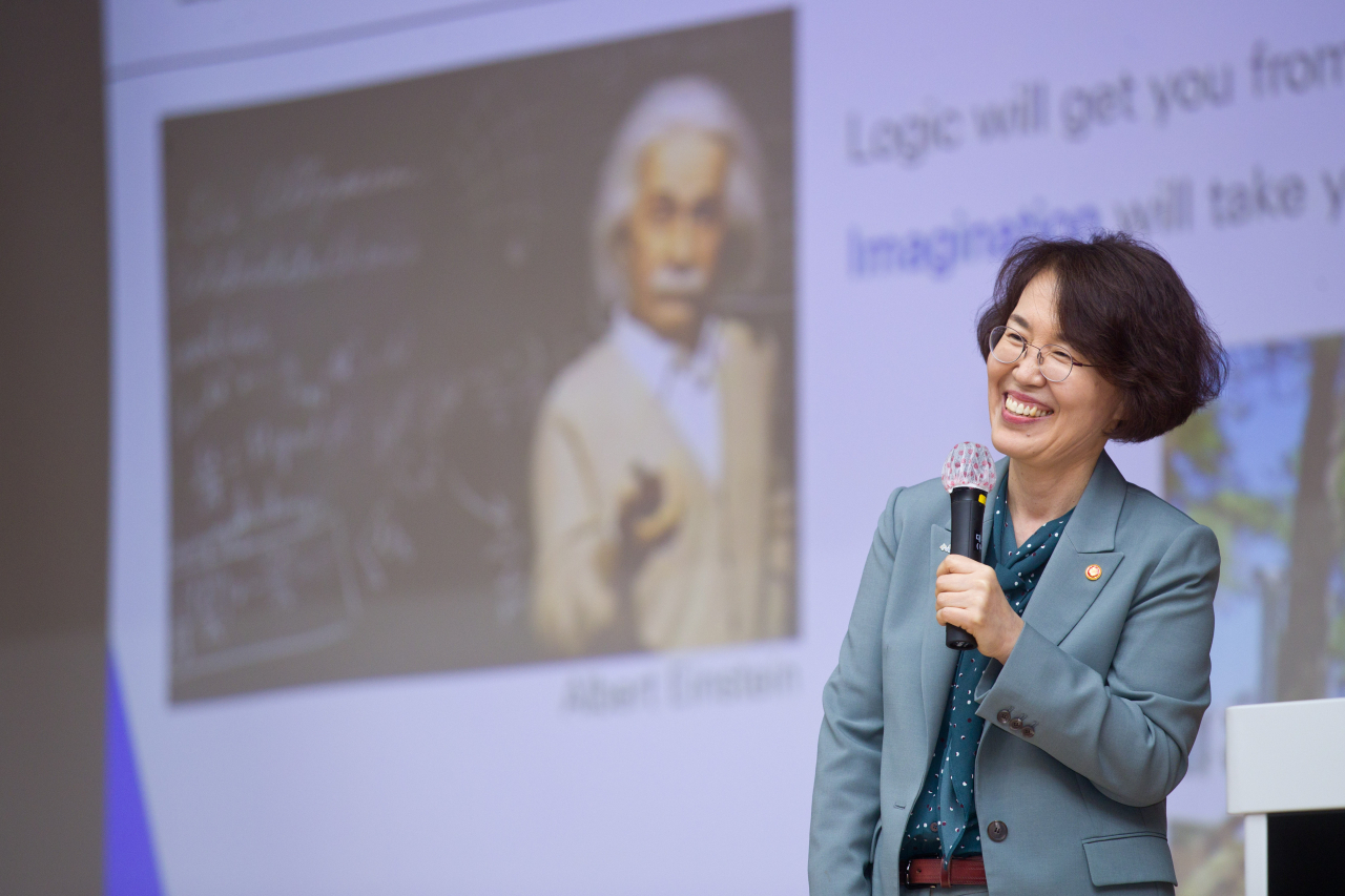임혜숙 과학기술정보통신부 장관은 15일 대구과학고등학교를 방문해 특별 강연을 진행했다. [과학기술정보통신부 제공]