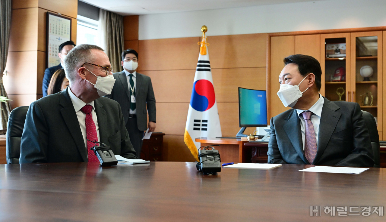 윤석열 대통령 당선인이 15일 오전 서울 종로구 통의동 대통력직인수위원회에서 콜린 크룩스 주한영국대사 내정자를 접견하고 있다.