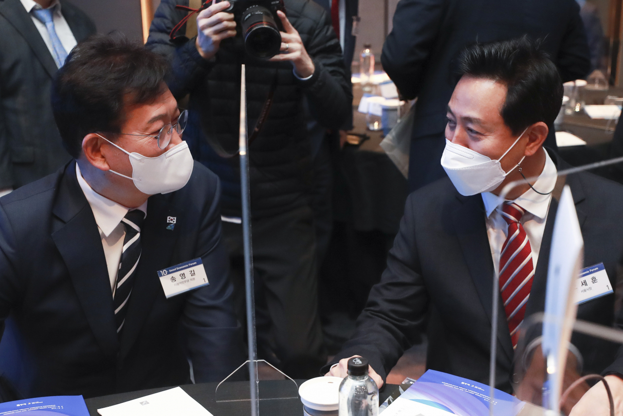 더불어민주당 송영길(왼쪽) 전 대표와 오세훈 서울시장이 지난 14일 오전 서울 여의도 페어몬트호텔에서 열린 '제10회 서울이코노믹포럼'을 앞두고 대화하고 있다. [연합]