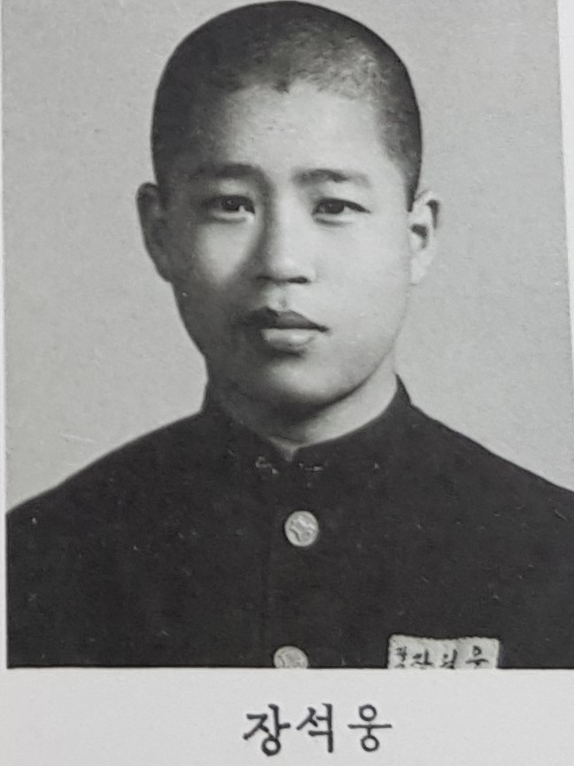 장석웅 교육감은 4형제의 장남으로 태어났다. 동생들을 보살피기 위해 취업이 가장 잘되는 사범대에 지원해 교사의 길을 걸었다.[후보제공]