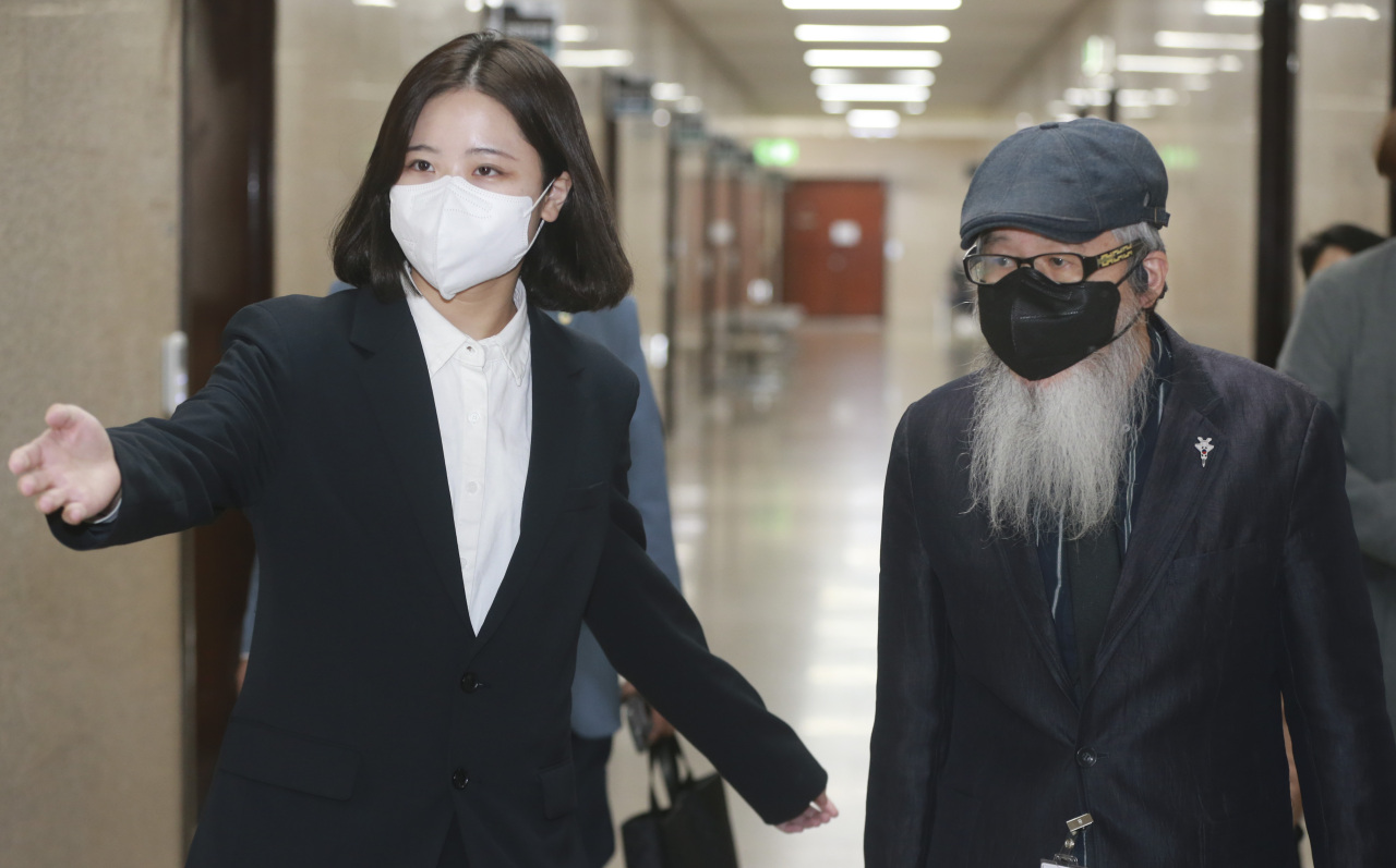 Park Ji-hyun, co-chair of the emergency steering committee for the Democratic Party of Korea, on Friday meets with the father of the deceased Air Force master sergeant whose case brought immense attention on starting a special counsel probe. (Joint Press Corps)