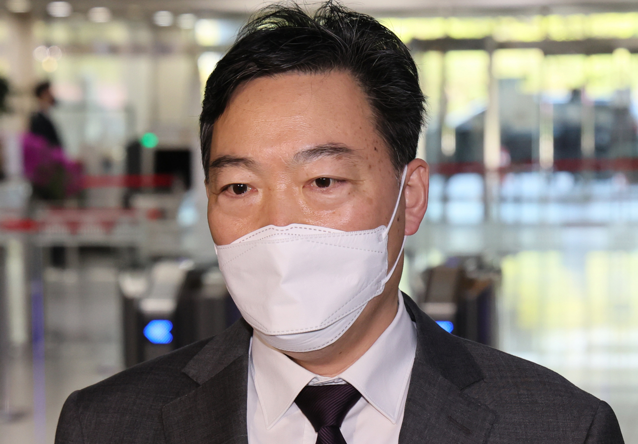 김오수 15일 오전 국회를 방문, 취재진 앞에서 검찰 수사권 완전 박탈 입법 추진의 부당성을 호소하며 자신의 탄핵 절차부터 진행해 달라고 촉구하고 있다. [연합]