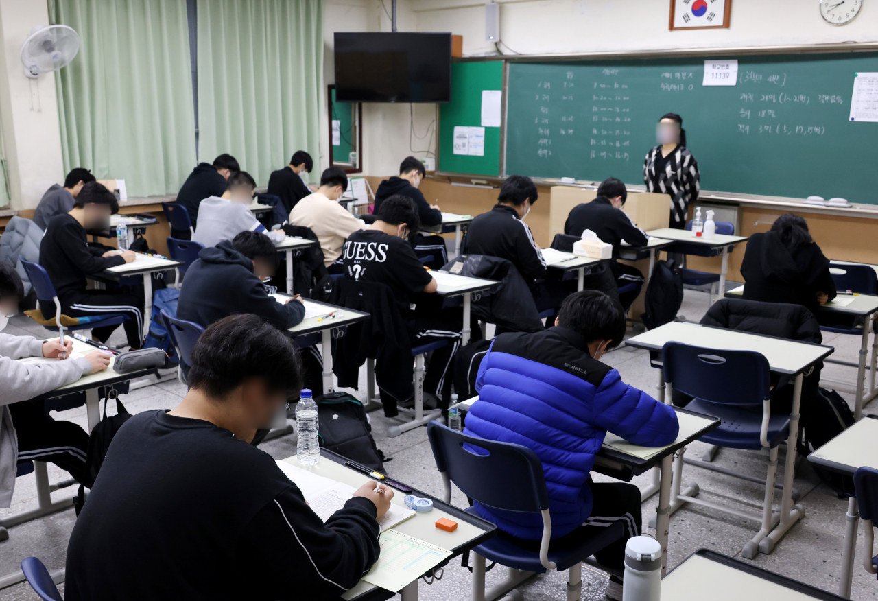 3월 전국연합학력평가가 전국적으로 실시된 24일 서울 송파구 잠신고에서 3학년 학생들이 시험을 보고 있다. [연합]