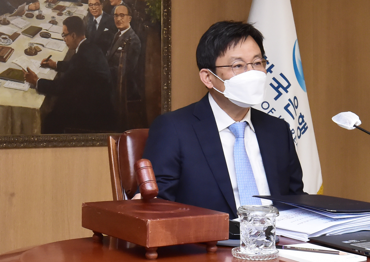 주상영 의장 직무대행(금통위원)이 14일 서울 중구 한국은행에서 열린 기준금리 결정 금융통화위원회 회의를 주재하고 있다. 이날 한은은 1.25%던 기준금리를 0.25%포인트 인상했다. [연합]