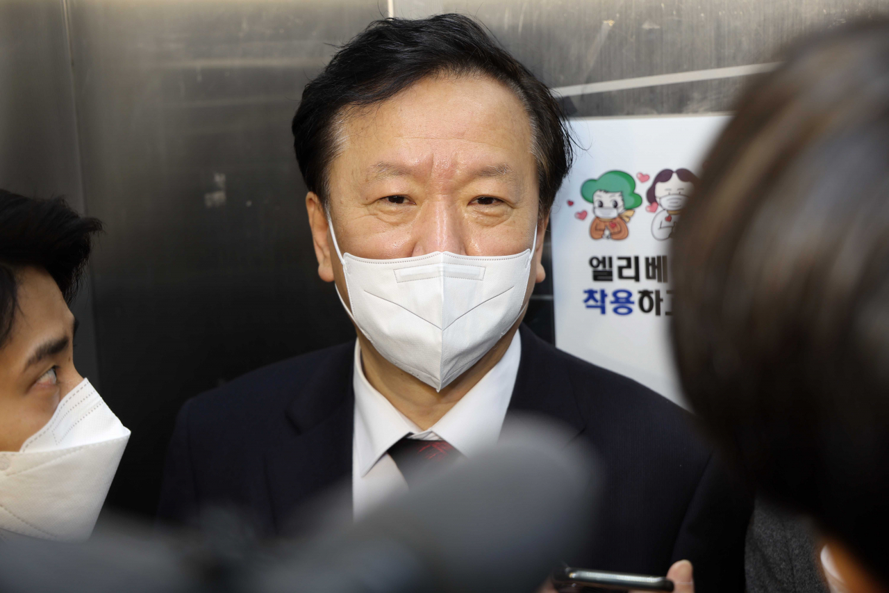정호영 보건복지부 장관 후보자가 15일 서울 서대문구 국민연금공단 서울북부지역본부에 마련된 인사청문회 준비 사무실로 올라가며 취재진의 질문을 받고 있다. [연합]