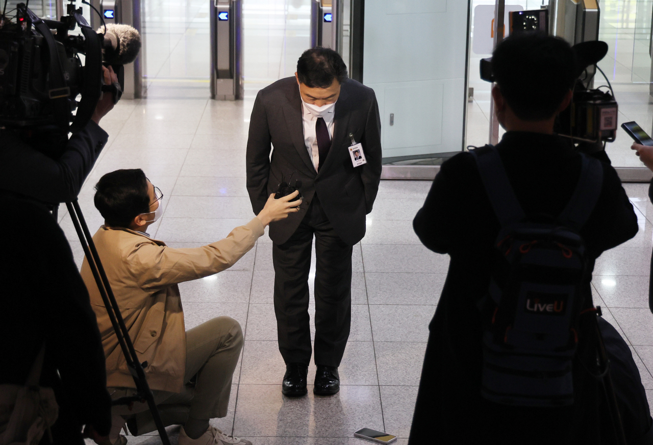김오수 15일 오전 국회를 방문, 취재진 앞에서 검찰 수사권 완전 박탈 입법 추진의 부당성을 호소하며 자신의 탄핵 절차부터 진행해 달라고 촉구한 뒤 인사하고 있다. [연합]