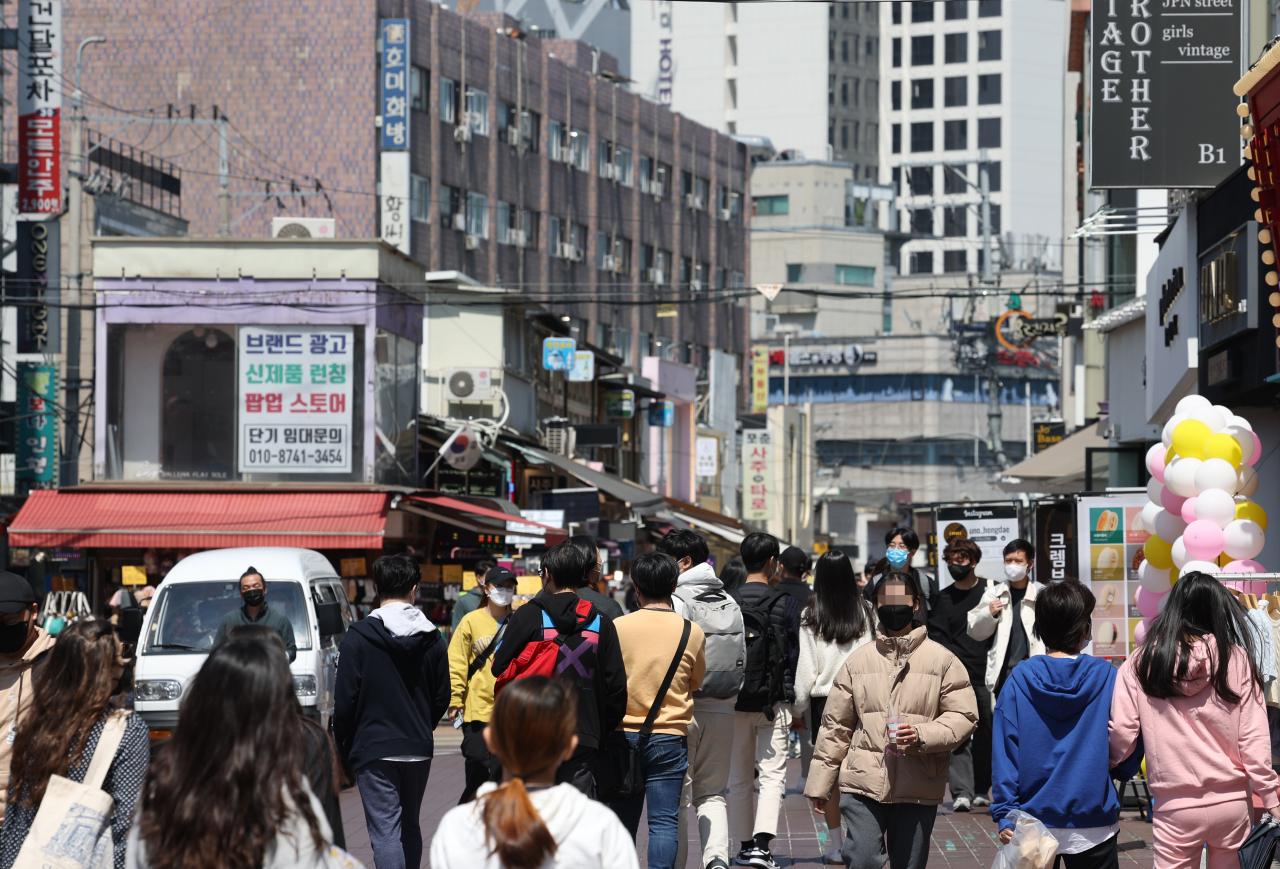 코로나19 확산세가 꺾이고 사회적 거리두기 전면 해제가 임박한 지난 16일 시민들이 홍대 거리를 걷고 있다. [연합]