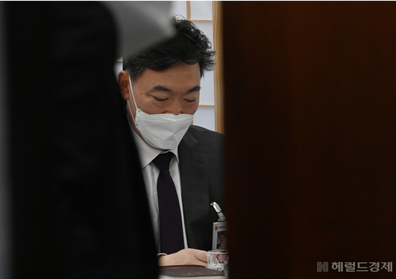 김오수 검찰총장은 17일 전격 사의를 표명했다. 전국 고검장들은 18일 회의를 열고 검찰총장 부재 상황에서 더불어민주당의 검찰 수사권 박탈 법안을 어떻게 저지할 수 있는지 논의했다. 이상섭 기자