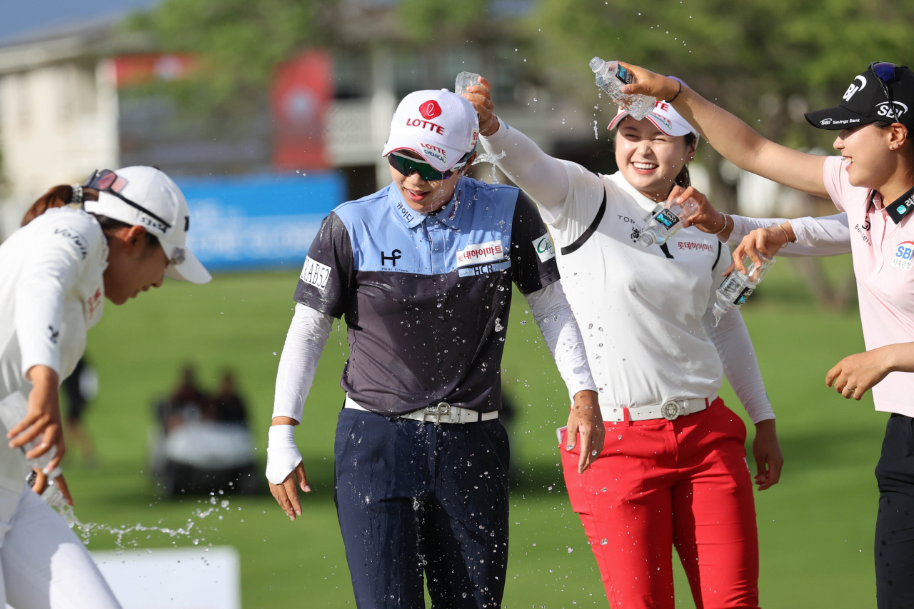 김효주(인쪽에서 두번째)가 우승을 차지하자 최혜진(왼쪽에서 3번째) 등 한국선수들이 축하 물세례를 하고 있다.[사진제공=대홍기획]