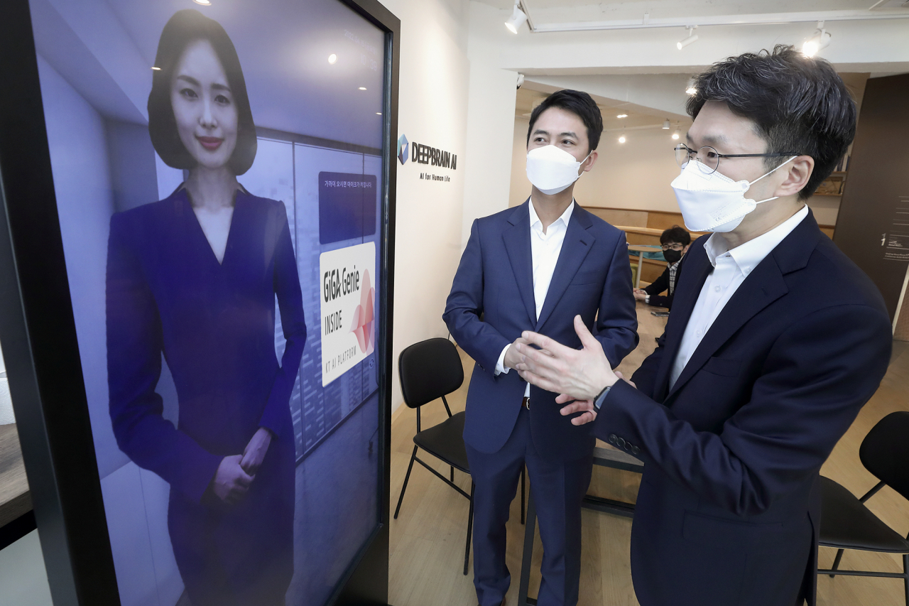 서울 강남의 딥브레인AI 사옥에서 KT AI/BigData사업본부 최준기 본부장(오른쪽)이 딥브레인AI 장세영 대표이사에게 AI 휴먼에 대한 설명을 듣고 있다.[KT제공]