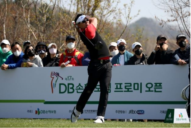 박상현의 힘찬 티샷[출처: 연합]