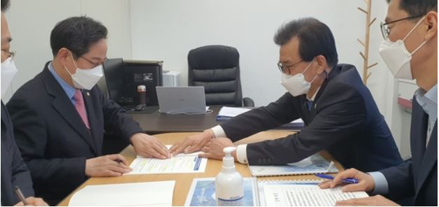 인수위 찾은 이시종 충북지사(오른쪽)[출처: 연합]