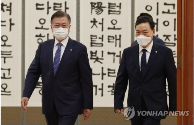 문재인 대통령이 지난해 6월 1일 오후 청와대에서 신임 김오수 검찰총장에게 임명장을 수여한 뒤 환담장으로 향하고 있다[출처: 연합]