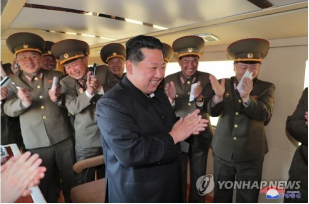 북 "신형전술유도무기 시험발사 성공"&hellip;김정은 참관[출처: 연합]