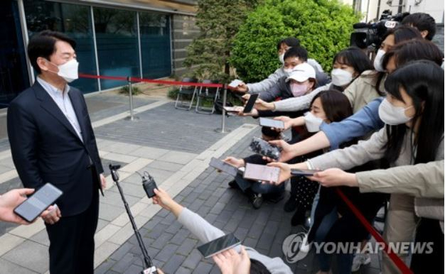 질문에 답하는 안철수 인수위원장[출처: 연합]