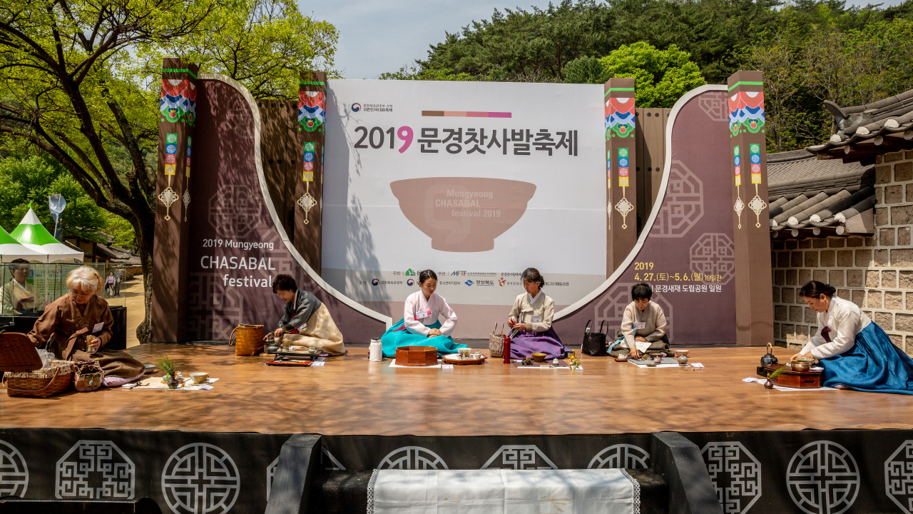 코로나19 사회적 거리두기가 18일부터 전면 해제됨에 따라 경북지역 봄 축제가 본격적으로 열린다. 2019 문경찻사발축제 장면.[경북도 제공]