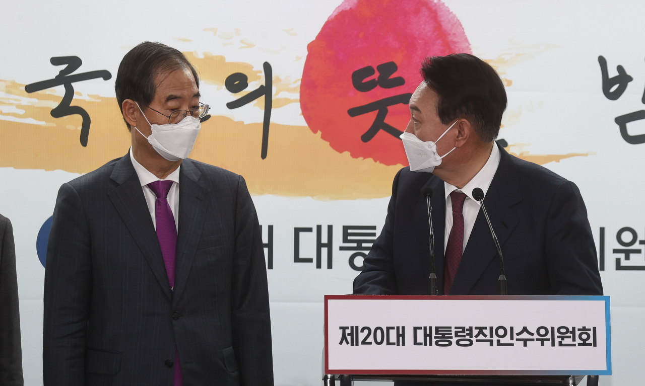 윤석열 대통령 당선인(오른쪽)이 지난 13일 서울 종로구 통의동 인수위 브리핑룸에서 열린 2차 내각 발표에서 한덕수 국무총리 후보자와 대화를 나누고 있다. 박해묵 기자