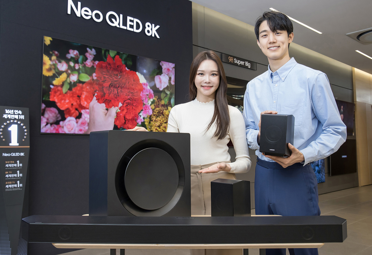 삼성전자 모델이 서울 논현동에 위치한 삼성 디지털프라자 강남본점에서 2022년형 사운드바(HW-Q990B)를 소개하고 있다. [삼성전자 제공]