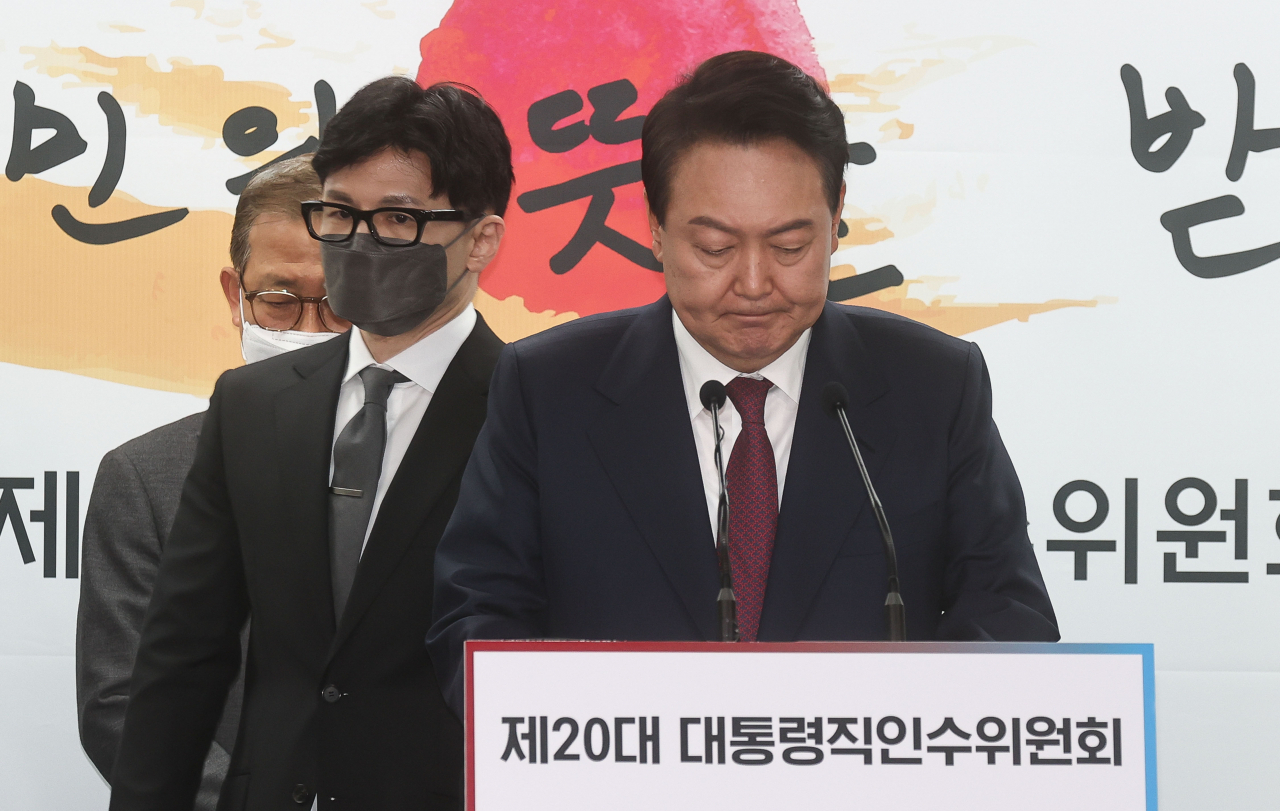 윤석열 대통령 당선인이 지난 13일 서울 종로구 통의동 인수위 브리핑룸에서 열린 2차 내각 발표에서 한동훈 법무부 장관 후보자를 소개하고 있다. [박해묵 기자]