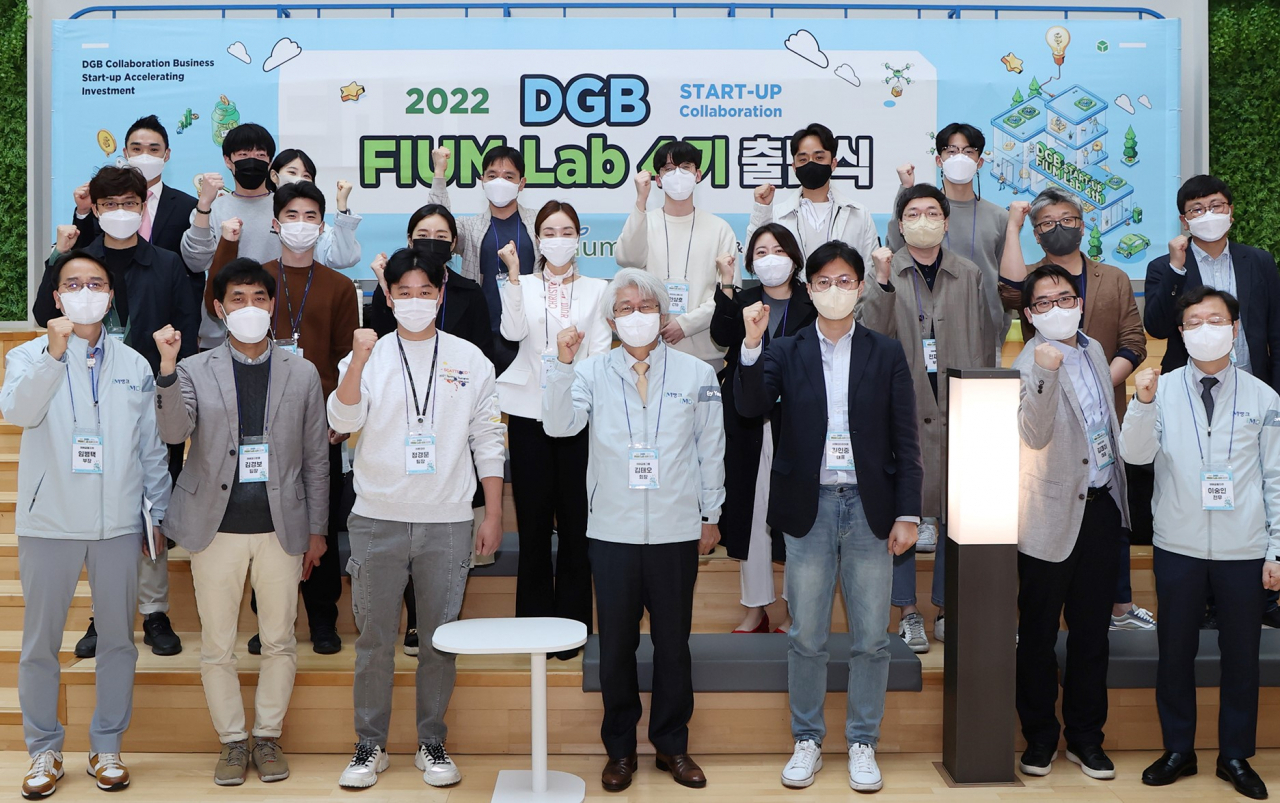 김태오 DGB금융그룹 회장(첫째 줄 가운데)과 피움랩 4기 기업 대표 및 임직원들이 14일 공식 출범식에서 기념촬영을 하고 있다.[DGB금융그룹 제공]