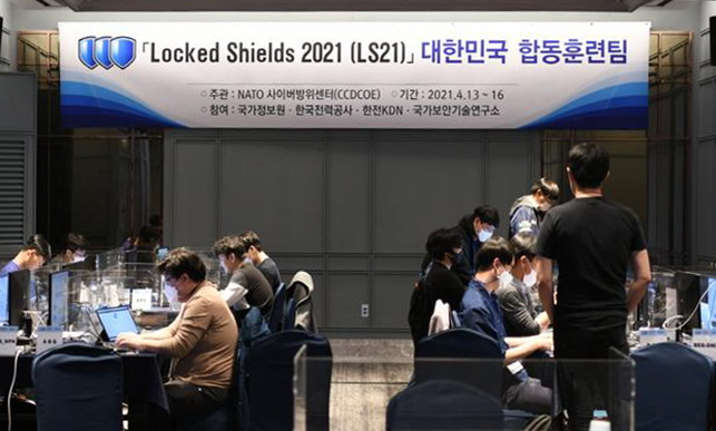 국가정보원은 18일 우크라이나 전쟁에 따른 대러제재 참여와 러시아의 사이버보복 등이 우려되는 가운데 북대서양조약기구(NATO) 사이버방위센터가 주관하는 세계 최대 규모의 사이버공격·방어훈련인 ‘락드쉴즈 2022’에 참가한다고 밝혔다. 작년 열린 ‘락드쉴즈 2021’ 참가 모습. [국정원 제공]