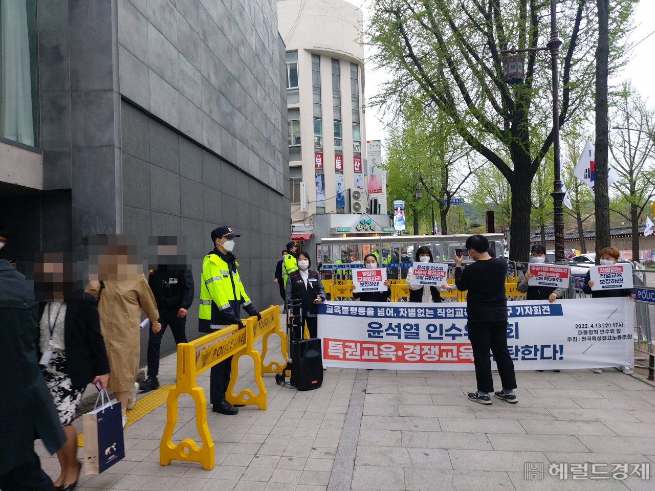 지난 13일 대통령직인수위원회(인수위)가 위치한 서울 종로구 통의동의 한 거리에서 열린 기자회견 모습. 김희량 기자