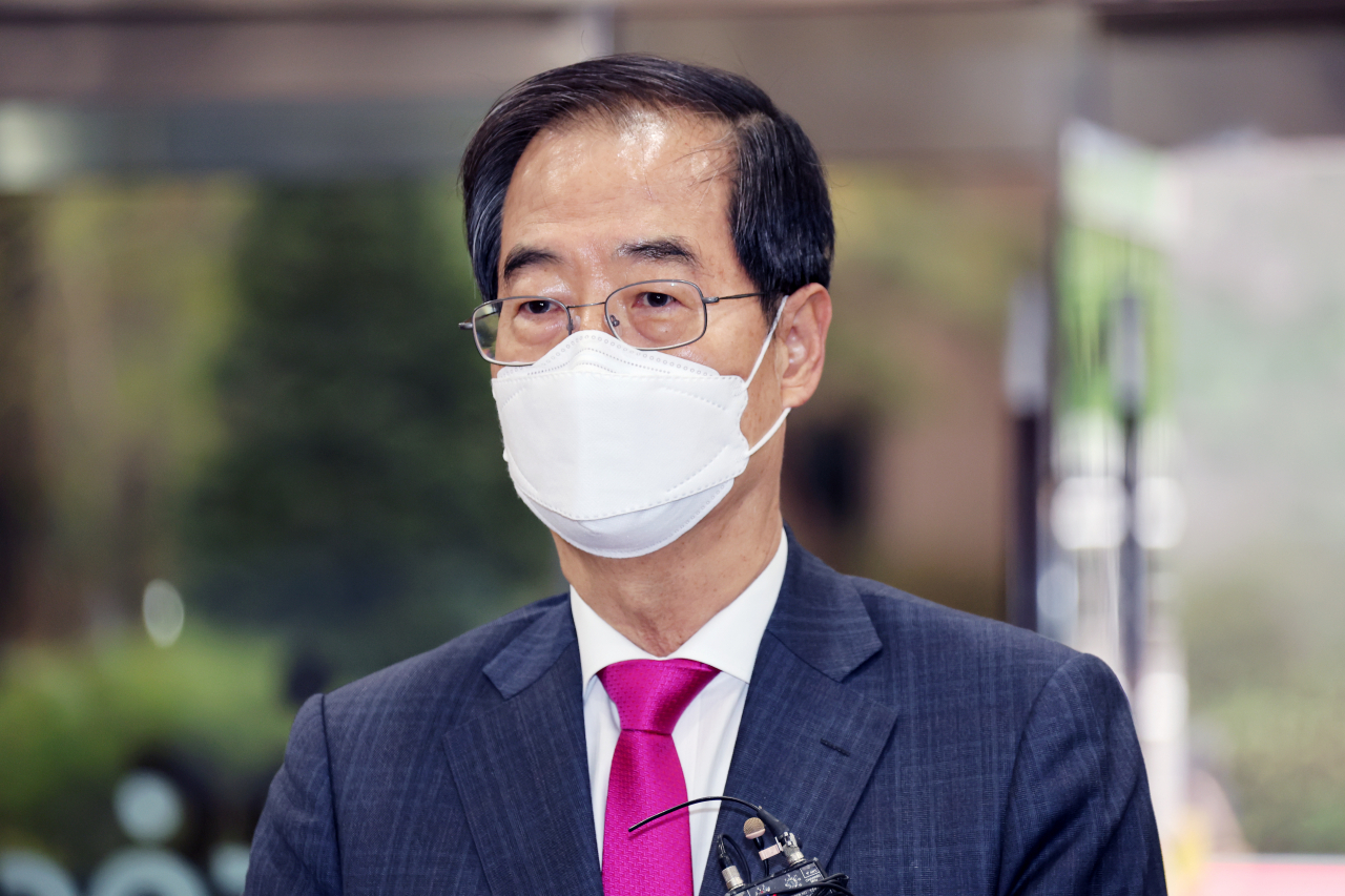 한덕수 국무총리 후보자가 18일 오전 서울 종로구 한국생산성본부 건물에 마련된 국회 인사청문회 준비단 사무실에 출근하며 취재진 질문에 답하고 있다. [연합]