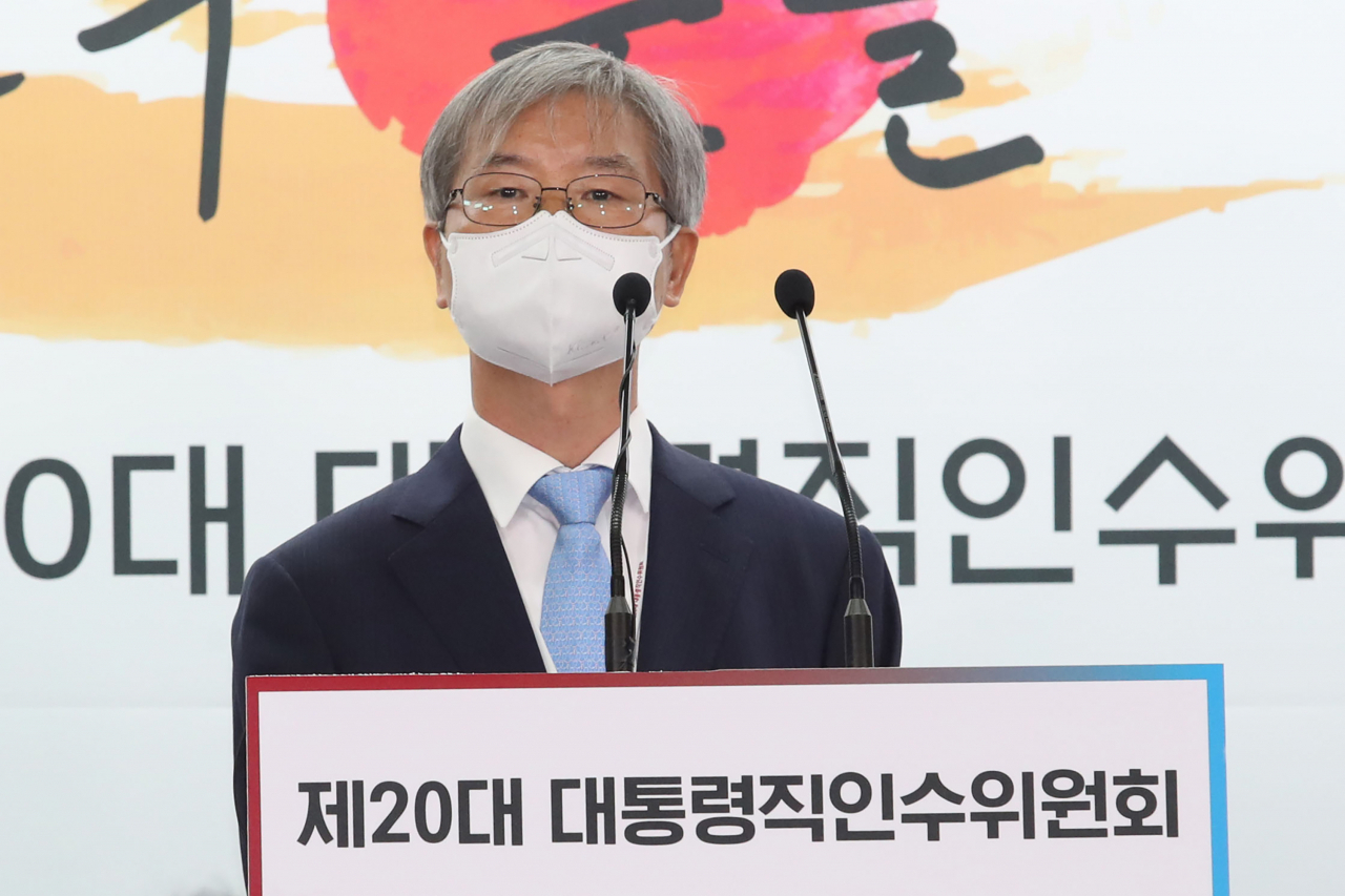 이정식 고용노동부 장관 후보자가 14일 서울 통의동 제20대 대통령직 인수위원회 브리핑룸에서 취재진의 질문에 답하고 있다. 연합뉴스