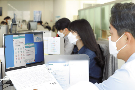 KT 직원들이 자체 개발한 로봇프로세스자동화(RPA) 도구를 이용해 전표처리 등 전산작업을 처리하고 있다. [KT 제공]