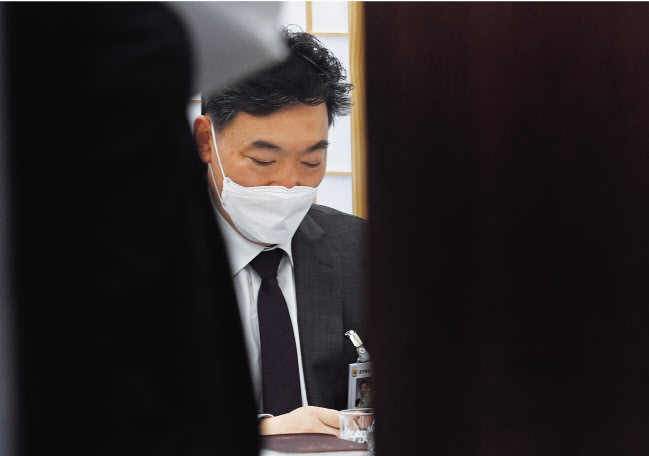 김오수 검찰총장이 17일 전격 사의를 표명했다. 전국 고검장들은 18일 회의를 열고 검찰총장 부재 상황에서 더불어민주당의 검찰 수사권 박탈 법안을 어떻게 저지할 수 있는지 논의하는 등 분주한 하루를 보냈다. 이상섭 기자