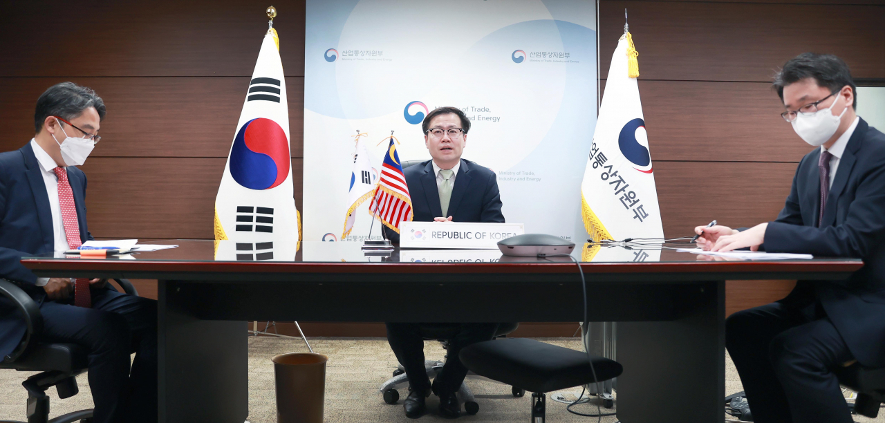 여한구(가운데) 산업통상자원부 통상교섭본부장이 18일 오전 모하메드 아즈민 알리 말레이시아 선임장관 겸 국제통상산업부 장관과 화상 회담을 진행하고 있다. 여 본부장은 이 자리에서 CPTPP 회원국인 말레이시아 측에 이달 중 가입 신청을 목표로 국내 관련 절차를 진행 중이라고 설명하고, 향후 가입 신청 시 적극적인 관심과 지지를 보내달라고 요청했다. [산업통상자원부 제공]