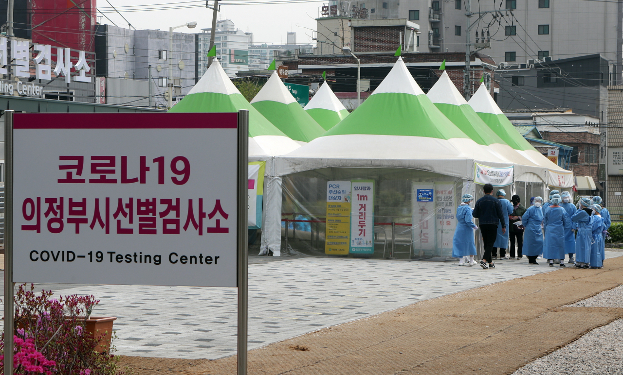 사회적 거리두기가 전면 해제된 18일 경기도 의정부시 코로나19 선별검사소가 한산한 모습을 보이고 있다. [연합]
