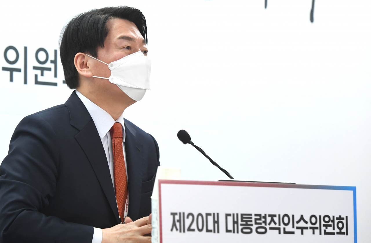 안철수 제20대 대통령직인수위원회 위원장이 18일 서울 종로구 통의동 대통령직인수위원회 기자회견장에서 인수위 출범 한 달을 맞이해 열린 기자간담회에 참석해 발언하고 있다. [인수위사진기자단]