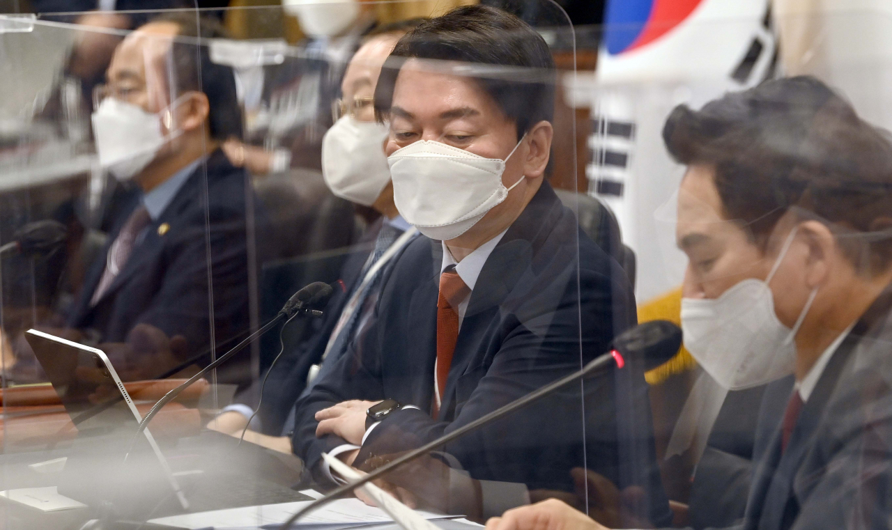 안철수 대통령직인수위원회 위원장이 18일 서울 삼청동 인수위에서 위원장 주재 전체회의에 참석해 발표 내용을 경청하고 있다. [이상섭 기자]