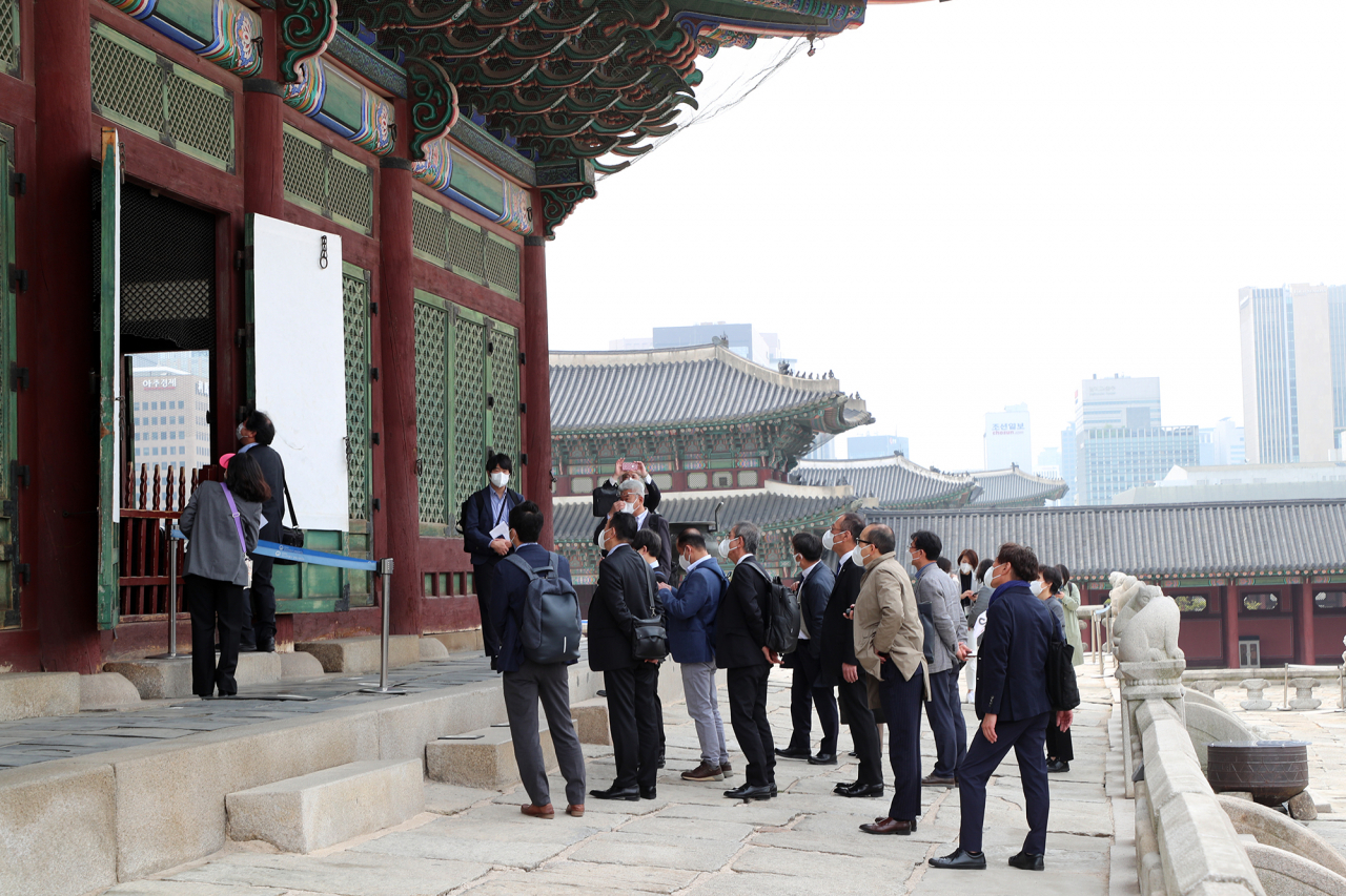 일본 여행업계 대표들이 궁을 둘러보고 있다.