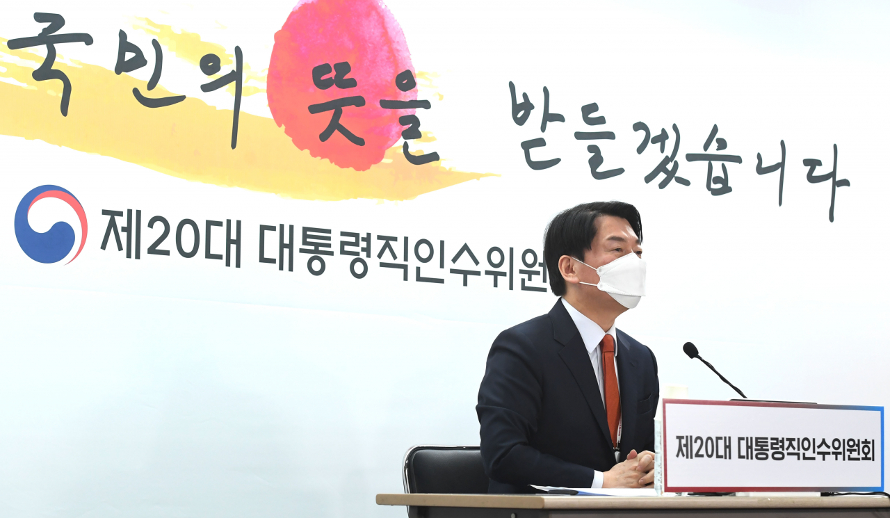 안철수 제20대 대통령직인수위원회 위원장이 18일 서울 종로구 통의동 대통령직인수위원회 기자회견장에서 인수위 출범 한 달을 맞이해 열린 기자간담회에 참석해 발언하고 있다. [연합]