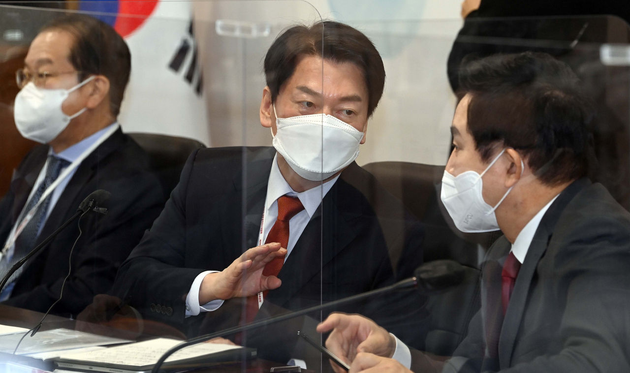 안철수 20대 대통령직인수위원장이 18일 오전 서울 종로구 통의동 인수위에서 열린 제6차 전체회의에서 원희룡 국토교통부 장관 후보자와 대화하고 있다. [연합]