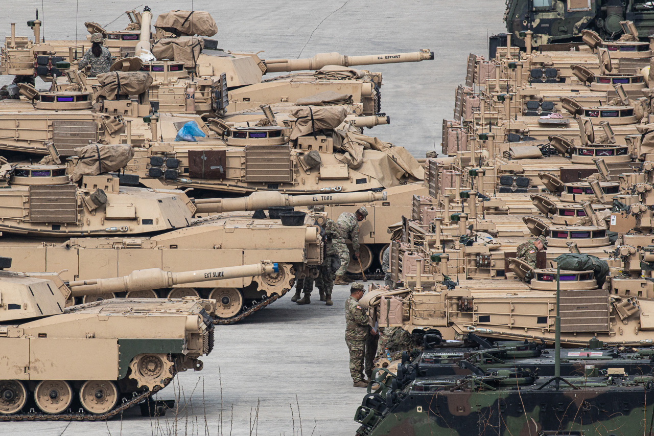 Soldiers check tanks at a US military base in Dongducheon, 40 km north of Seoul on Monday, as South Korea and the United States kicked off their major springtime combined training that will take the form of a command-post drill through April 28. (Yonhap)