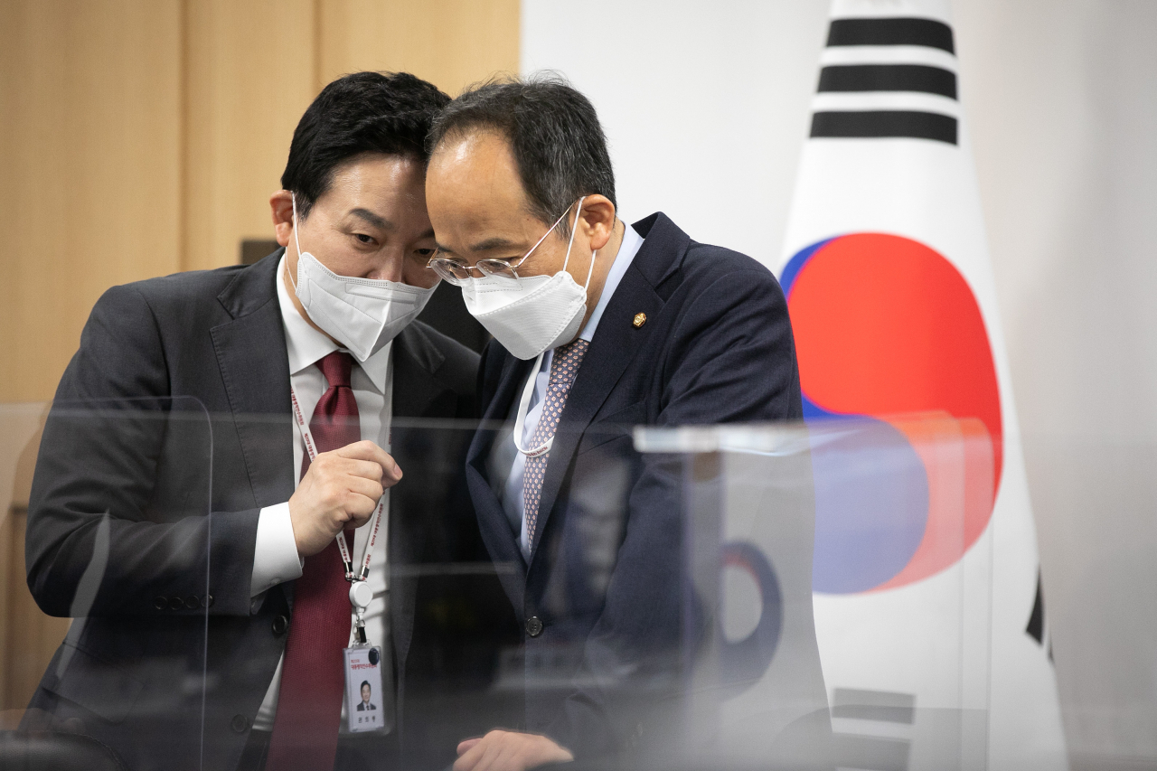 원희룡 (왼쪽) 국토교통부 장관 후보자와 추경호 경제부총리 겸 기획재정부 장관이 18일 오전 서울 종로구 통의동 20대 대통령직인수위에서 열린 제6차 전체회의에서 만나 대화하고 있다. [연합]