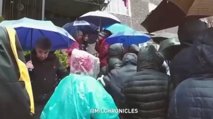페트로 안드리우시센코 마리우폴 시장 보좌관이 17일(현지시간) 자신의 텔레그램에 우크라이나 남동부 항구도시 마리우폴 시민들이 이동 허가증을 발급받기 위해 줄 서 있는 모습이라고 주장하며 올린 사진. [페트로 안드리우시센코 텔레그램]