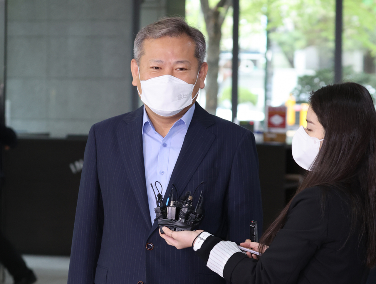 이상민 행정안전부 장관 후보자가 14일 서울 광화문에 위치한 인사청문회 준비단 사무실로 출근하며 취재진의 질문에 답하고 있다. [연합]